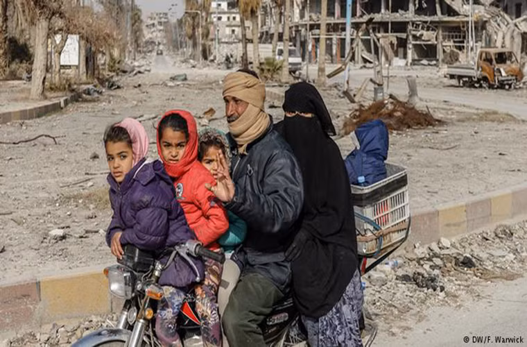 Một gia đình gồm 5 người ngồi chen chúc trên chiếc xe máy ở Raqqa.