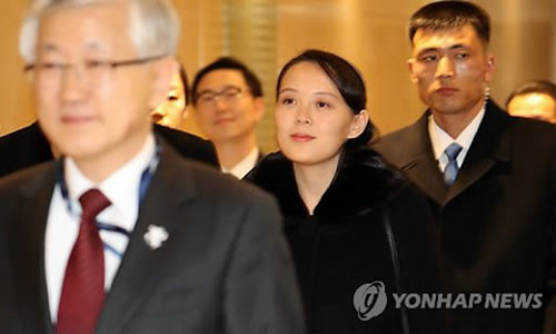 Bà Kim Yo-jong (ở giữa) em gái ông Kim Jong-un tươi cười ở Hàn Quốc. Ảnh Yonhap.