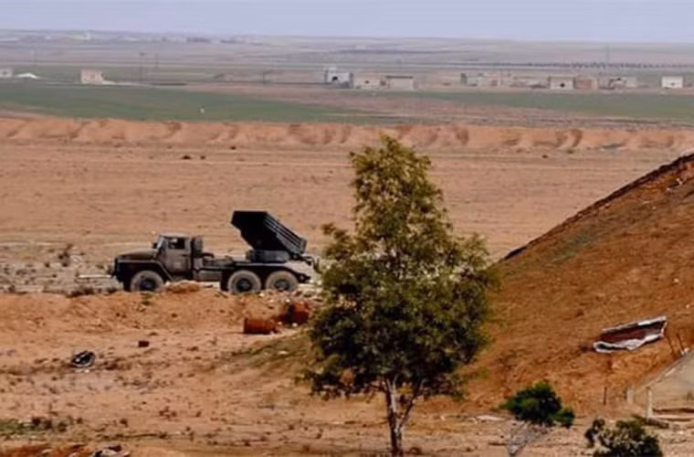 Theo hãng Fars (Iran), hồi đầu tuần, các đơn vị pháo binh và tên lửa của Quân đội Syria đã tấn công dồn dập các căn cứ của phiến quân HTS ở Saraqib và vùng ngoại ô của thị trấn này ở Đông Idlib, qua đó gây tổn thất nặng cho nhóm khủng bố. (Nguồn ảnh: FNA)