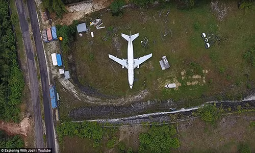 Phi cơ nằm giữa khoảng đất trống trong bức ảnh chụp từ trên cao. Ảnh: DM.