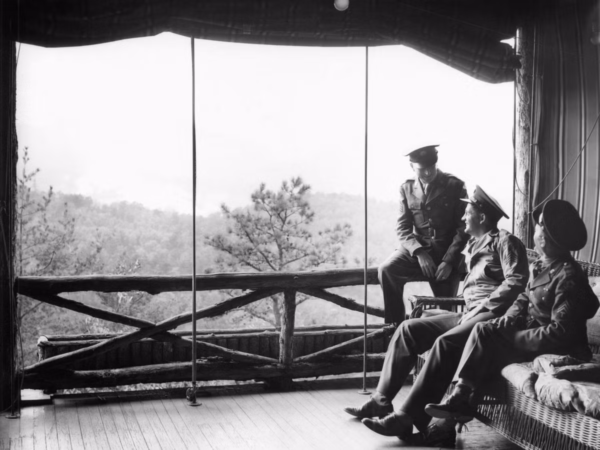 Trong Thế chiến II, Greenbrier từng được sử dụng làm nơi giam giữ các nhân viên ngoại giao của những nước "thù địch" với Mỹ.