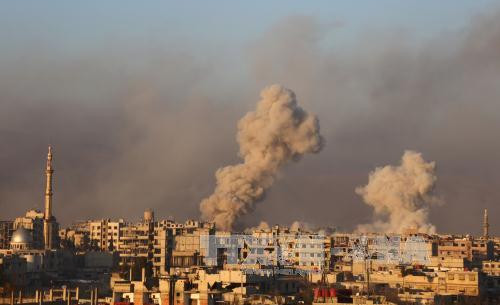 Khói bốc lên từ khu vực Arbin, ngoại ô Damascus, Syria ngày 8/1.