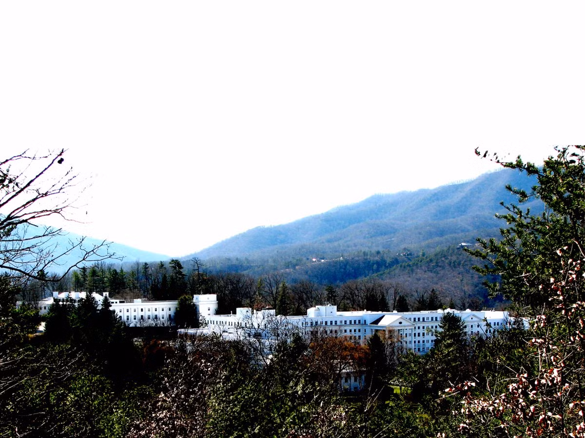 Theo Business Insider, ngày 31/1, các nghị sĩ Cộng hòa Mỹ đã tới Greenbrier, một khu nghỉ dưỡng sang trọng ở Tây Virginia, để thảo luận về chương trình nghị sự của đảng này. Được biết, Greenbrier là một khu nghỉ mát lớn ở White Sulphur Springs bao gồm một khách sạn, casino, sân golf và khu nhà ở riêng. (Nguồn ảnh: Business Insider)