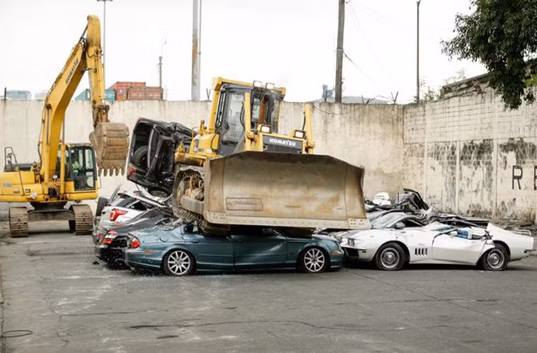 Trong số những chiếc xe bị phá hủy hôm 6/2 có 10 chiếc BMW và Mercedes Benz, một chiếc Lexus, Corvett Stingray, Ford Explorer Base, Jaguar Type S, Audi S5 và một chiếc Jeep Wrangler đời 2012.