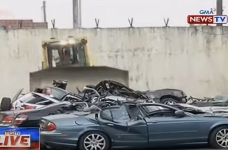 Những chiếc ô tô gần như bị phá hủy hoàn toàn.