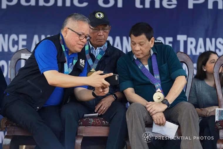 Tổng thống Duterte ngồi cạnh Bộ trưởng Quốc phòng Delfin Lorenzana và Bộ trưởng Thương mại Ramon Lopez.