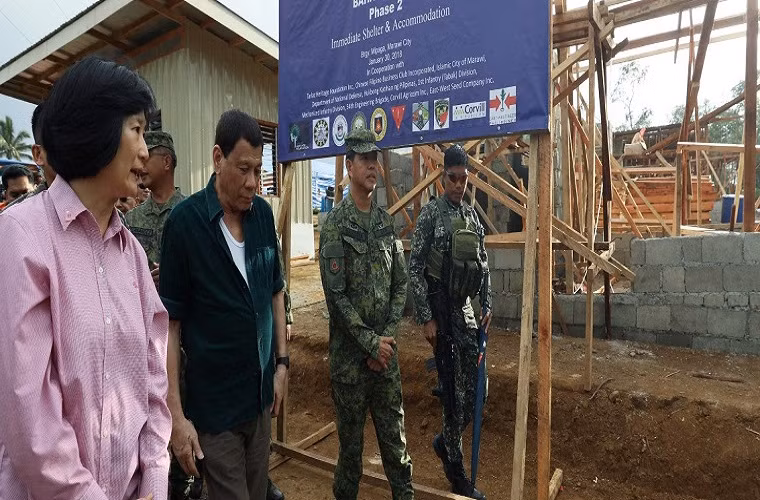 Ông Duterte cũng dẫn đầu đoàn thanh tra thị sát khu nhà ở tại Mipaga, thành phố Marawi, ngày 30/1/2018.