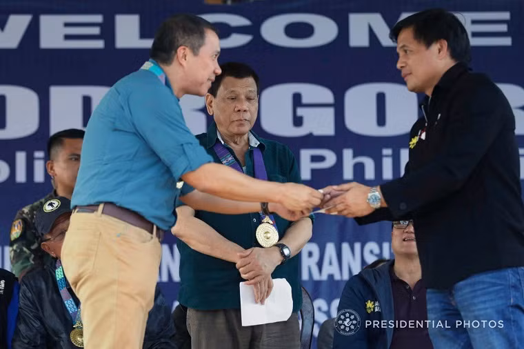 Ông Duterte chứng kiến đại diện Quỹ Ayala trao tặng số tiền hỗ trợ trị giá 3 triệu peso cho Thị trưởng Marawi Majul Gandamra để góp phần kiến thiết thành phố này.