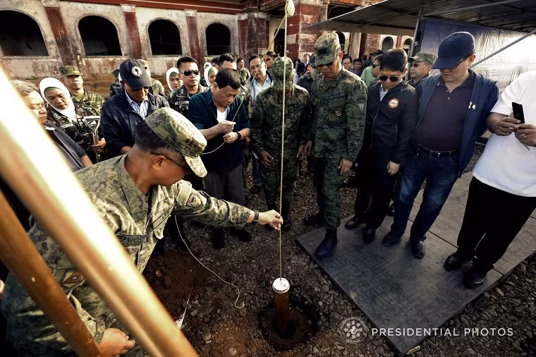 Tham dự buổi lễ động thổ còn có Bộ trưởng Quốc phòng Philippines Delfin Lorenzana cùng một số quan chức cấp cao khác.