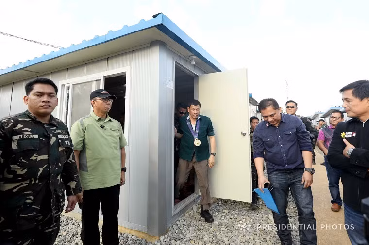 Nhà lãnh đạo Philippines thị sát dự án nhà ở tại thành phố Marawi ngày 30/1.