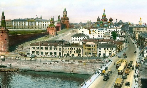 Phố Moskvoretskaya với dòng xe cộ tấp nập nhìn từ cây cầu Moskvoretski.