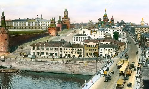 Phố Moskvoretskaya với dòng xe cộ tấp nập nhìn từ cây cầu Moskvoretski.