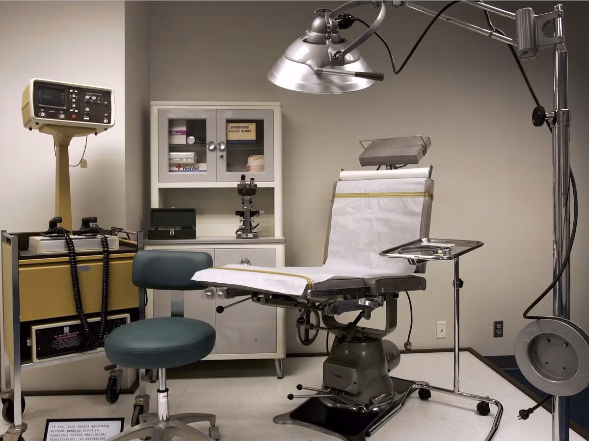 Boongke này được giữ bí mật cho tới năm 1992. Ảnh: Phòng khám trong boongke dưới lòng đất.