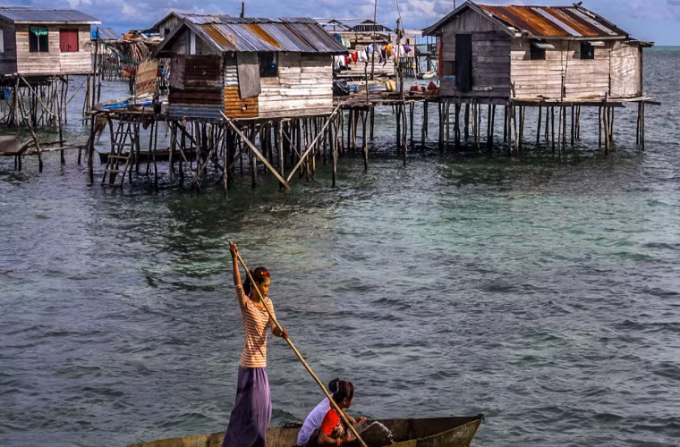 Những bức ảnh này ghi lại cuộc sống hiện tại của người Bajau ở ngoài khơi đảo Borneo.