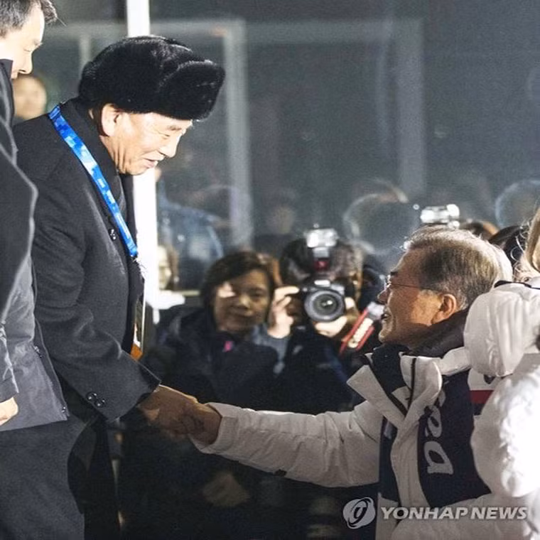 Tổng thống Hàn Quốc Moon Jae-in (áo trắng) bắt tay ông Kim Yong-chol (áo đen) tại lễ bế mạc Olympic. Ảnh: Yonhap