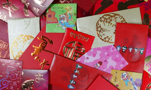 Tặng phong bao lì xì trong dịp Tết Nguyên đán là truyền thống đã có từ lâu đời ở Trung Quốc. Ảnh: SCMP.
