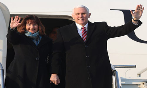 Phó Tổng thống Mỹ Mike Pence (phải) và phu nhân tới căn cứ không quân ở Pyeongtaek, tây nam Seoul, ngày 8/2. (Nguồn: YONHAP/TTXVN)