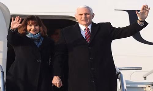 Phó Tổng thống Mỹ Mike Pence (phải) và phu nhân tới căn cứ không quân ở Pyeongtaek, tây nam Seoul, ngày 8/2. (Nguồn: YONHAP/TTXVN)