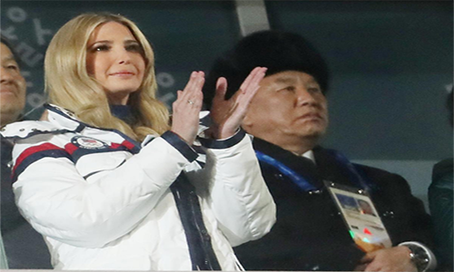 Cố vấn Nhà Trắng Ivanka Trump và trưởng phái đoàn Triều Tiên Kim Yong-chol trong sự kiện bế mạc Olympic.