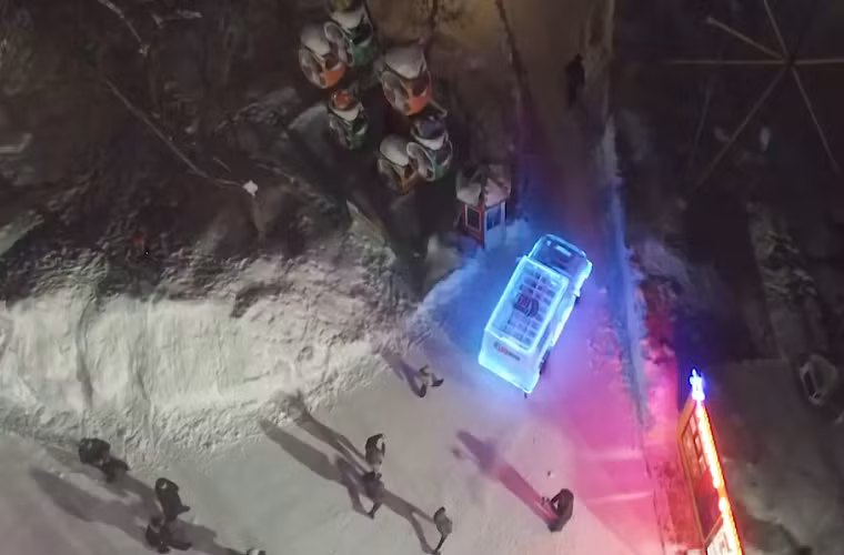 Có thể thấy, toàn bộ phần thân xe được làm bằng băng. Tuy nhiên, phần động cơ và lốp xe được giữ lại để xe có thể hoạt động như bình thường.