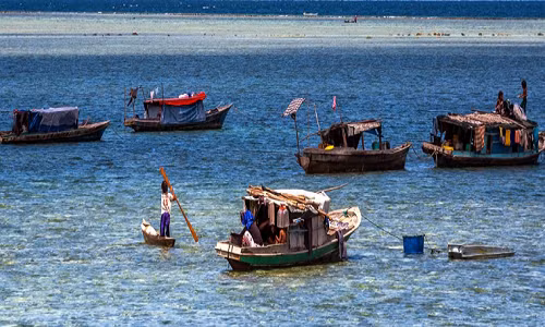 Người Bajau không có quốc tịch. Họ cắt đứt mối quan hệ với đất liền, thay vào đó chọn lối sống du mục trên biển cả rộng lớn.
