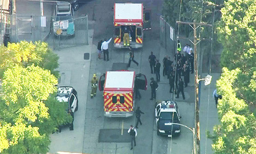 Lực lượng an ninh phản ứng sau tin báo xảy ra nổ súng ở trường Salvador Castro. (Ảnh: KTLA)