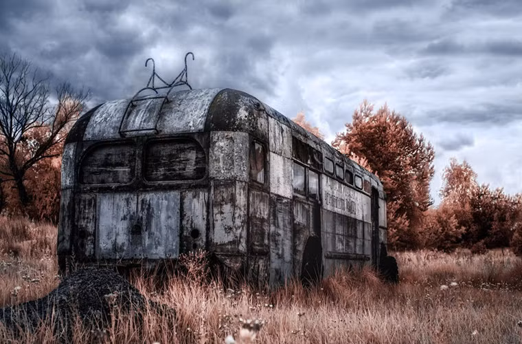 Chiếc xe buýt điện nằm chỏng chơ tại bãi phế liệu.