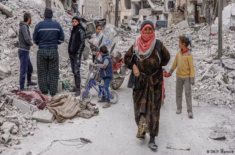 Cảnh tượng đổ nát tại một khu dân cư ở Raqqa hiện nay. Nhiều gia đình đã trở về thành phố và xây dựng lại nhà cửa nhưng họ đang phải đối mặt với tình trạng mất điện và nước.