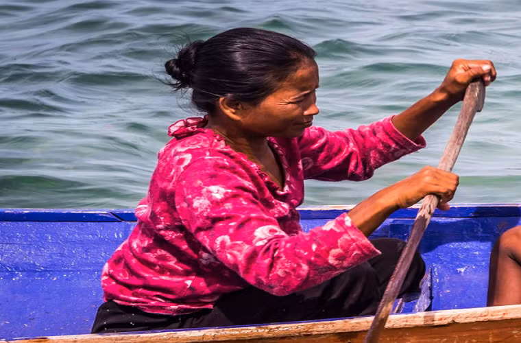 “Đối với người Bajau, cuộc sống trên sông nước dường như chính là một phần cơ thể họ”, nhiếp ảnh gia Claudio nói.