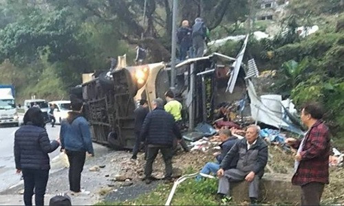 Xe buýt hai tầng bị lật ở Hong Kong tối 10/2. Ảnh: SCMP.