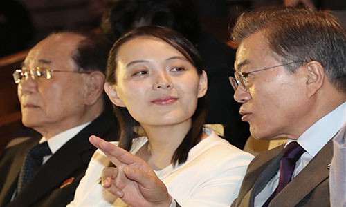 Em gái nhà lãnh đạo Kim Jong Un, cô Kim Yo Jong, đi cùng Tổng thống Hàn Quốc Moon Jae In trong các sự kiện quan trọng. Ảnh: Reuters.