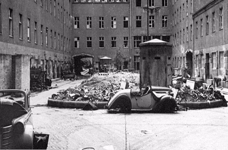 Trên khoảng sân nhỏ của Bộ chỉ huy Đức Quốc xã đã diễn ra vụ xử tử nhiều sĩ quan cấp cao Đức “dính líu” đến âm mưu ám sát Adolf Hitler ngày 20/7/1944. Ảnh chụp hồi tháng 7/1945.