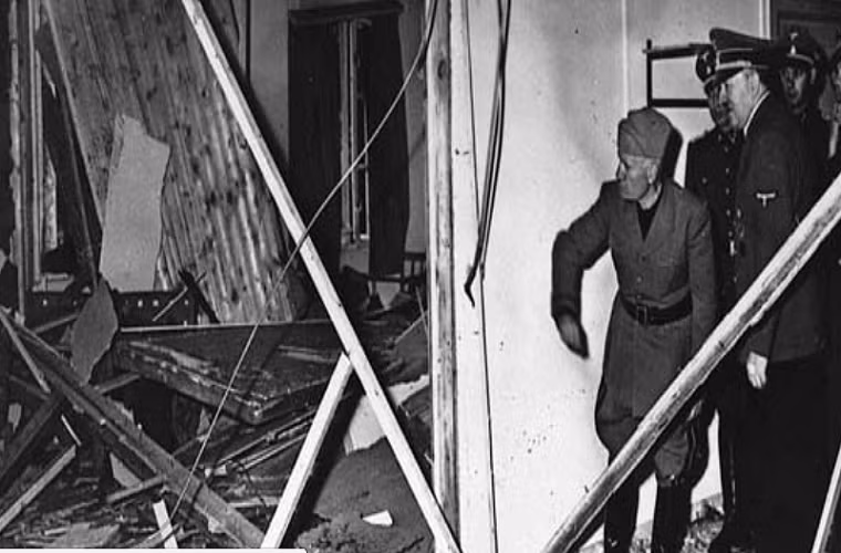 Khi đó, Stauffenberg mang theo vali chứa đầy chất nổ. Sau khi đặt vali cạnh Hitler, Stauffenberg vờ nghe điện thoại và rời khỏi phòng. Quả bom phát nổ sau đó ít phút khiến cả phòng họp tan hoang. Vụ việc khiến 4 người thiệt mạng nhưng Hitler lại thoát chết.