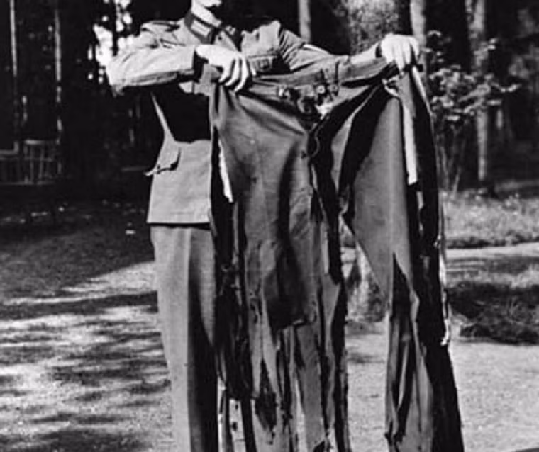 Chiếc quần của Adolf Hitler rách bươm trong vụ nổ bom mưu sát tại Rastenburg ngày 20/7/1944.