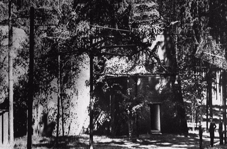 Ngày 20/7/1944, Stauffenberg quyết định thực hiện kế hoạch sau khi ông và một số sĩ quan quân đội phát xít được triệu tập tới phiên họp với Hitler tại Wolfschanze (Hang sói). Ảnh: Đại bản doanh Wolfschanze tại Rastenburg (Đông Phổ, nay là Kętrzyn, Ba Lan), nơi xảy ra vụ ám sát hụt Adolf Hitler ngày 20/7/1944. (Nguồn ảnh: Flickr)