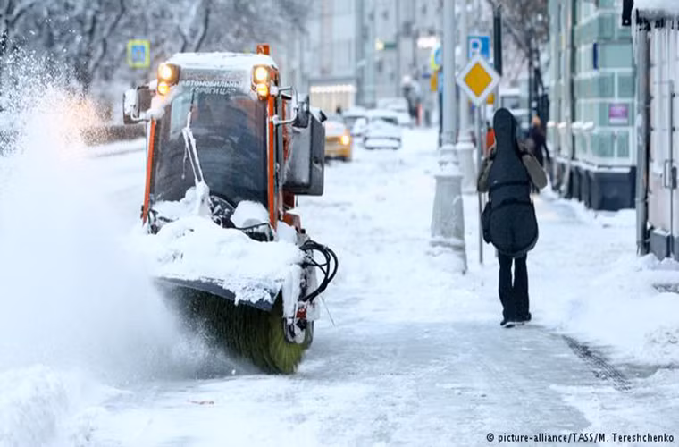 Được biết, do ảnh hưởng của đợt tuyết rơi kỷ lục này, khoảng 5.000 người dân tại các thị trấn khắp Moscow đang phải sống trong tình cảnh mất điện. Ảnh: DW.