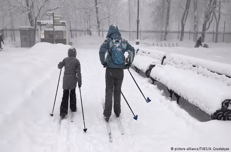 Một số người dân ở Moscow “tranh thủ” chơi trượt tuyết ngoài đường phố hoặc trong các công viên. Ảnh: DW.