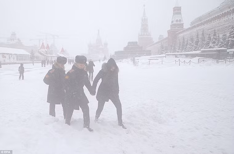 Cảnh sát liên bang Nga đi dưới trời mưa tuyết trắng xóa ở thủ đô Moscow. Ảnh: EPA.