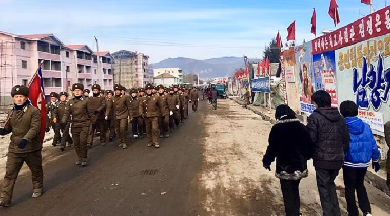 Những người lính Triều Tiên “diễu hành” trên một con đường làng.