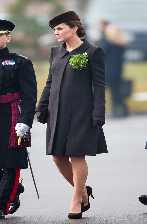 Công nương Kate dường như là “tín đồ” của áo khoác dài cổ điển. Bộ trang phục kết hợp với giày cao gót khiến mọi người thoạt nhìn không biết cô đang mang thai.