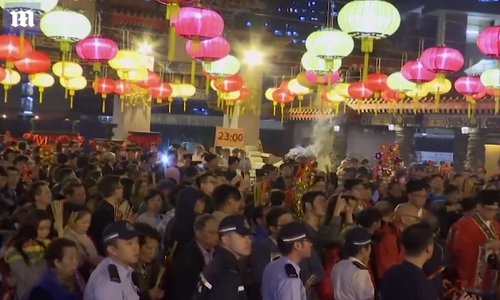 Hàng nghìn người đi lễ tại một ngôi đền ở Hong Kong, Trung Quốc, để cầu bình an trong năm mới. Ảnh: Daily Mail.