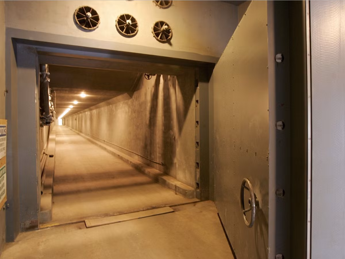 Vào những năm 1950, chính phủ Mỹ bắt đầu xây dựng một boongke bí mật bên dưới khách sạn Greenbrier để chứa toàn bộ Quốc hội trong trường hợp một cuộc tấn công hạt nhân xảy ra.