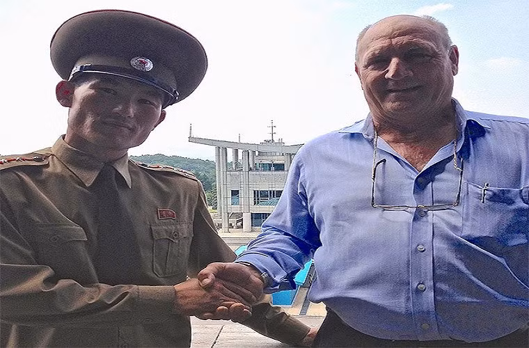 Theo NK News, Thomas làm việc cho Cơ quan Hợp tác và Phát triển Thụy Sĩ (SDC). Tính đến tháng 10/2017, Thomas đã ở Triều Tiên suốt 4 năm và trong khoảng thời gian này, ông đã có cơ hội tìm hiểu nhiều hơn về cuộc sống nơi đây. Ảnh: Thomas tại ngôi làng đình chiến Bàn Môn Điếm. (Nguồn: Thomas Fisler)