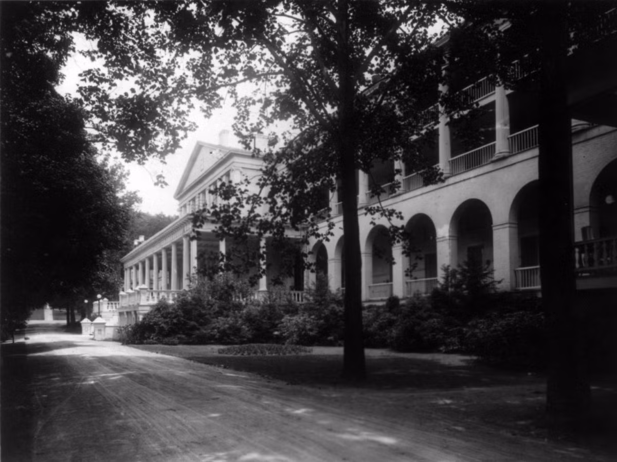 Khách sạn được mở cửa cho công chúng vài năm sau khi cuộc chiến kết thúc.