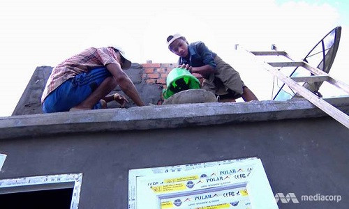 Aye Min đang làm việc tại công trường xây dựng ở Myanmar. Ảnh: CNA.