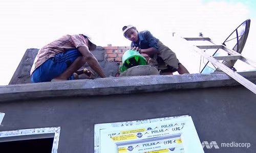 Aye Min đang làm việc tại công trường xây dựng ở Myanmar. Ảnh: CNA.