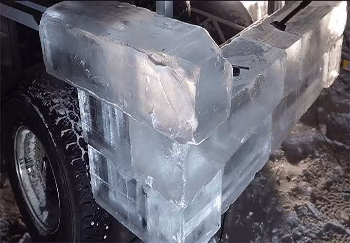 Những khối băng được cắt gọt cẩn thận cho phù hợp với từng bộ phận của xe.