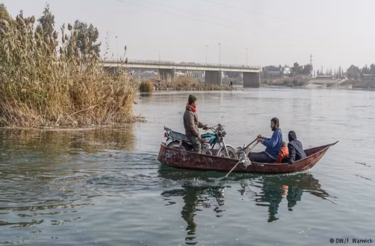 Do cây cầu Raqqa bắc qua sông Euphrates đã bị nhóm khủng bố IS phá hủy, người dân địa phương phải đi thuyền qua sông.