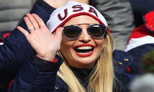 Đệ nhất tiểu thư Ivanka Trump nở nụ cười rạng rỡ khi ngồi trên khán đài cổ vũ. Ảnh: Getty.