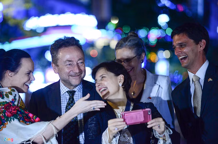 "2017 đã là một năm rất tốt với Việt Nam. 2018 sẽ là một năm tuyệt vời cho quan hệ đôi bên", các đại sứ EU nói.